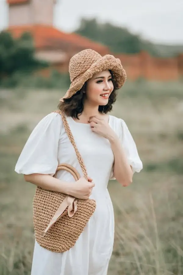 Счастливая женщина улыбается на улице
