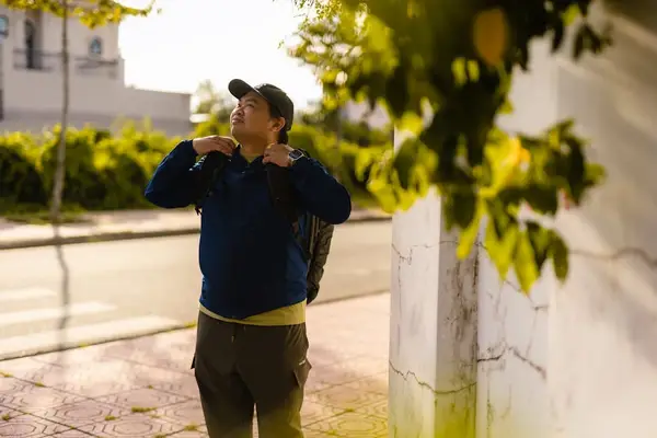 утренний свет на городской улице
